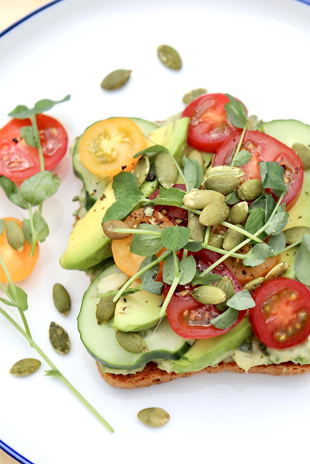 Green Goddess White Bean & Artichoke Dip-Protein-rich and loaded with fresh flavor, this easy dip makes a fabulous sandwich spread and is a great alternative to hummus